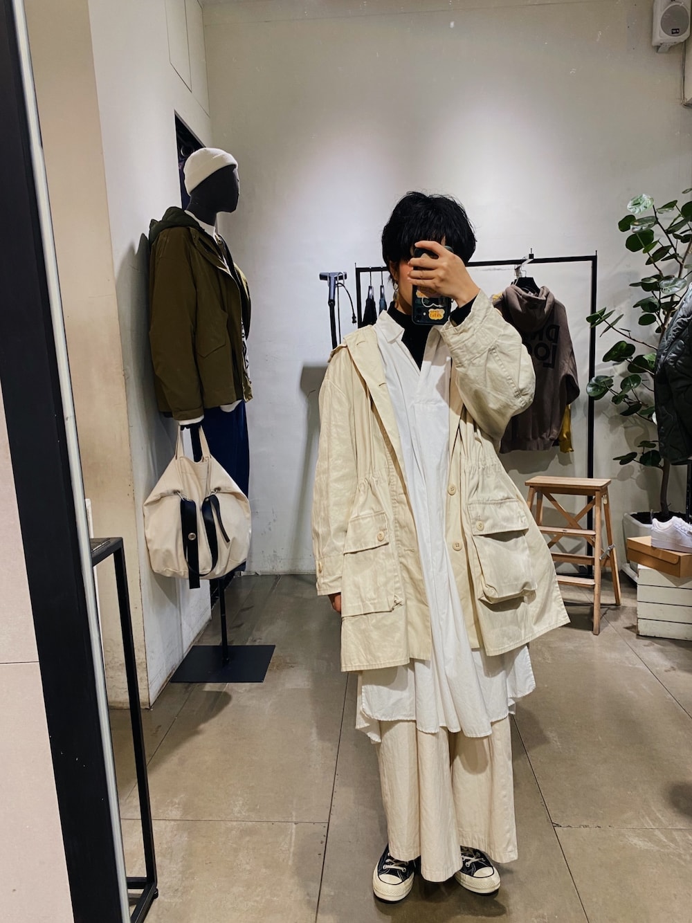 「GUのアイテム（シャツ/ブラウス、ホワイト系）」を使った、ishoyunweiさん（レディース・159cm）の冬コーディネートの1枚目の写真