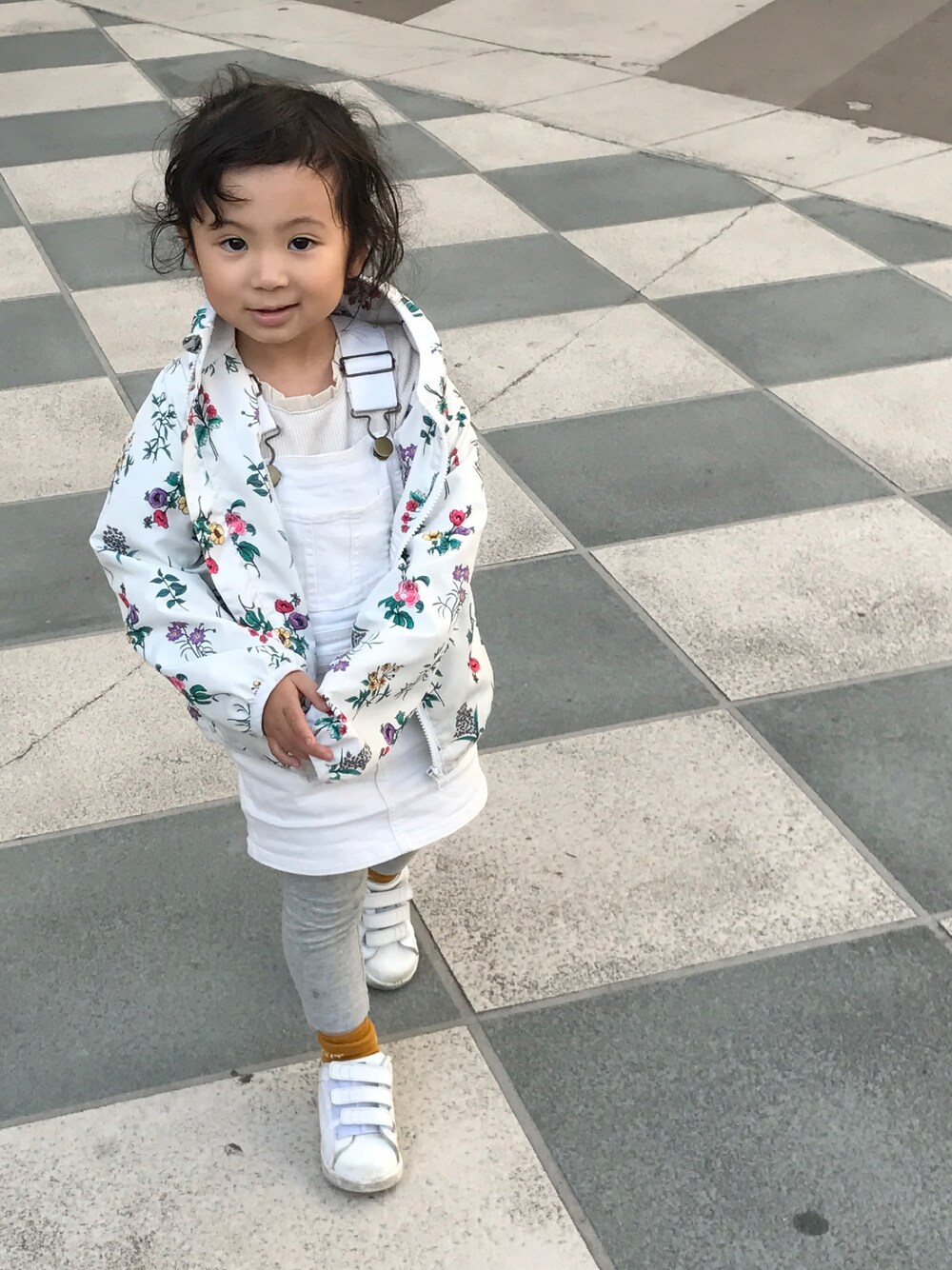 「putit mine、春コーデ、ボタニカル柄、シャカシャカパーカー、きいろ靴下、ピクニック」｜「petit mainのボタニカル柄ウィンドブレーカー（ナイロンジャケット、ホワイト系）」を使った、BT4.0さん（キッズ・100cm）の春コーディネートの1枚目の写真