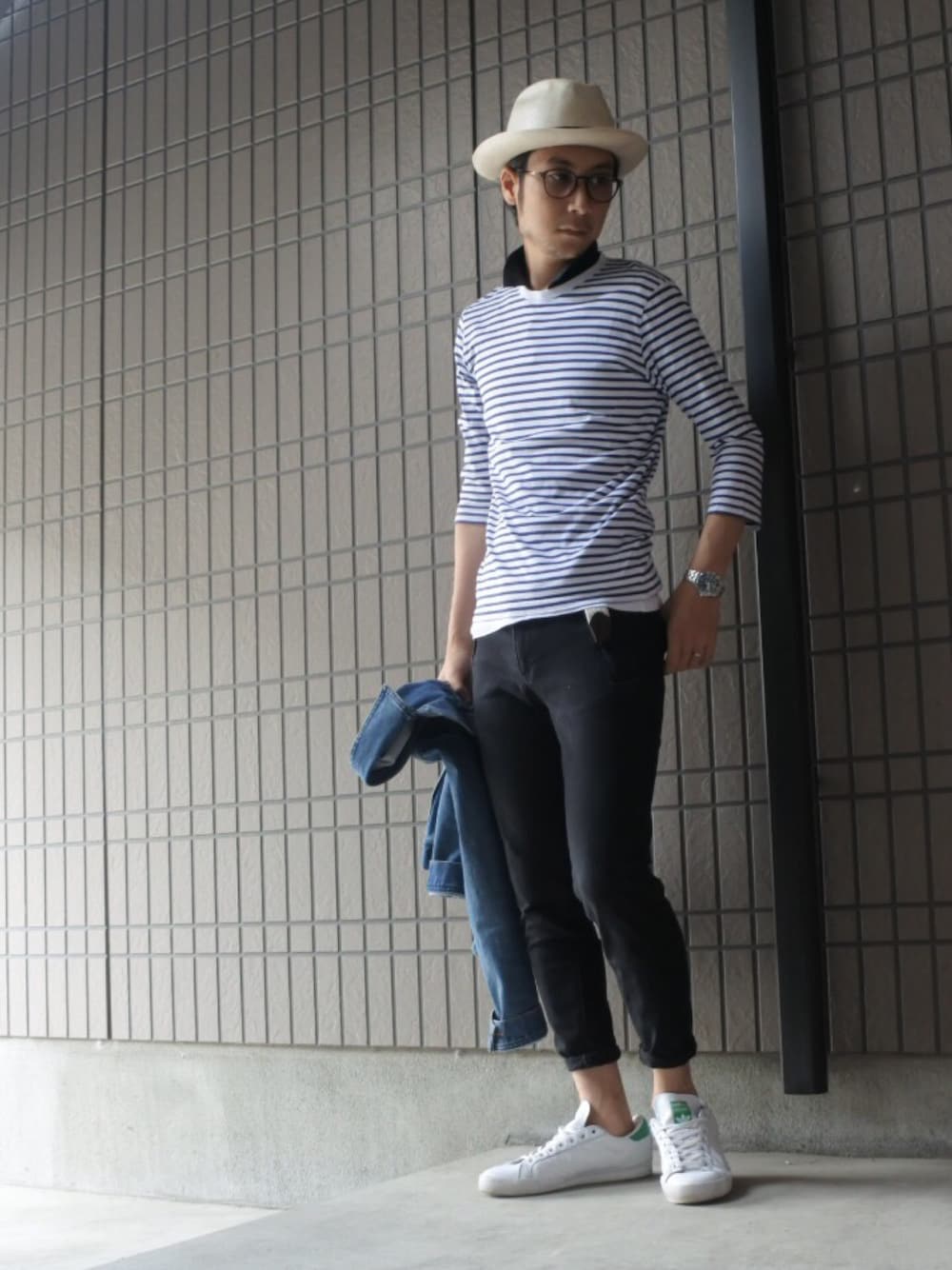 スニーカー、ブルー系のデニムジャケットを着用したメンズの春コーディネートの1枚目の写真