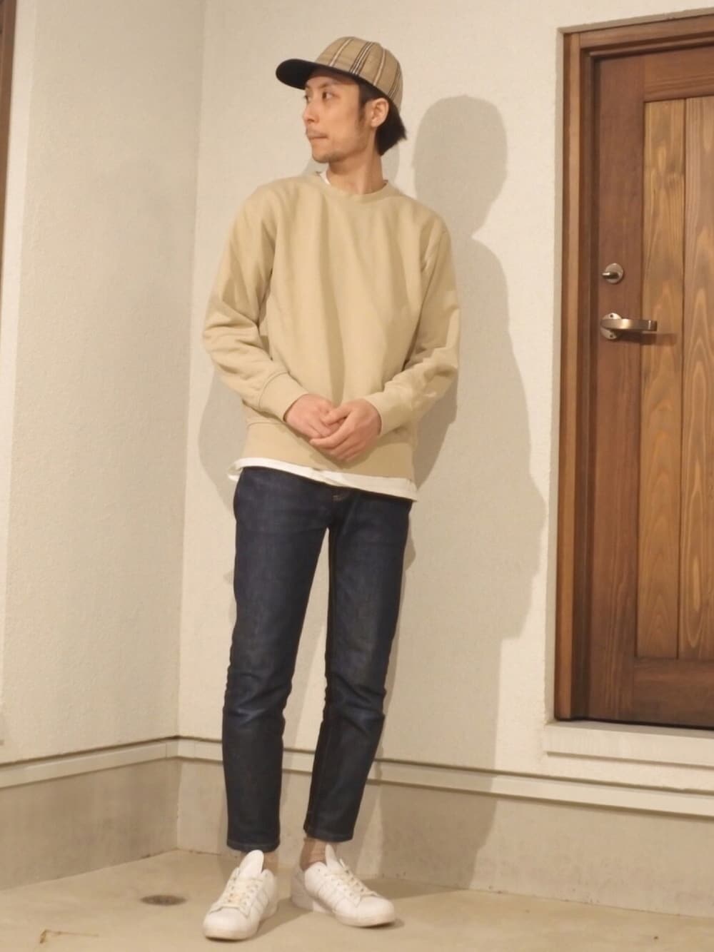 「靴下チラ見せ、春一番コーデ、シンプル、レイヤードスタイル、スウェットシャツ、リジッドデニム、アンクル丈、白スニーカー、キャップ」｜「GLOBAL WORKのツイルニットスウェットクルー/779266（スウェット、ベージュ系）」を使った、BT4.0さん（メンズ・172cm）の春コーディネートの1枚目の写真