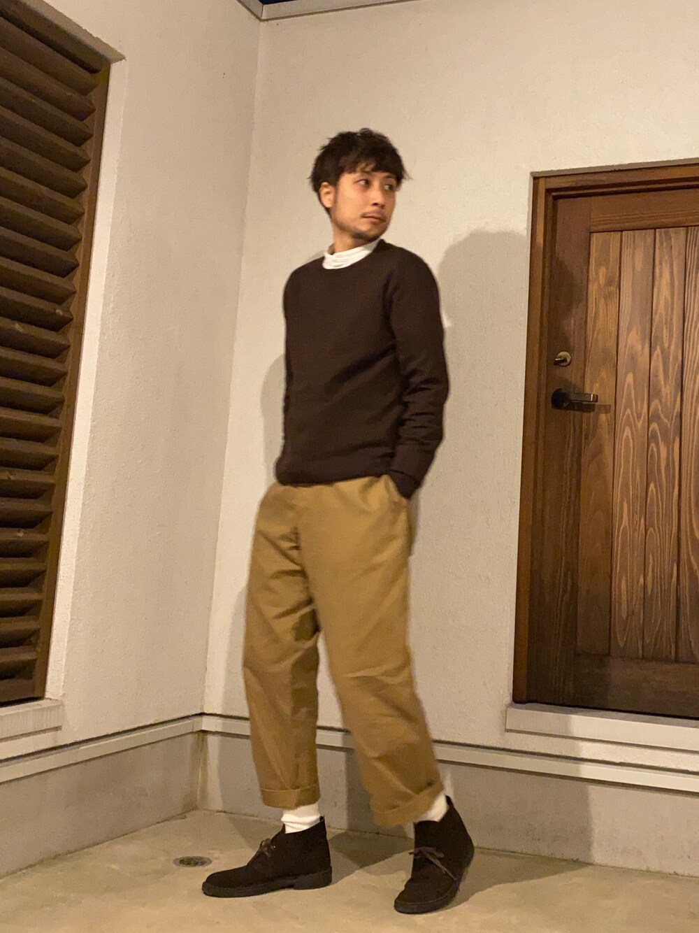 ホワイト系のシャツ/ブラウス、ベージュ系のパンツ、ブラウン系のブーツを着用したメンズの春コーディネートの1枚目の写真