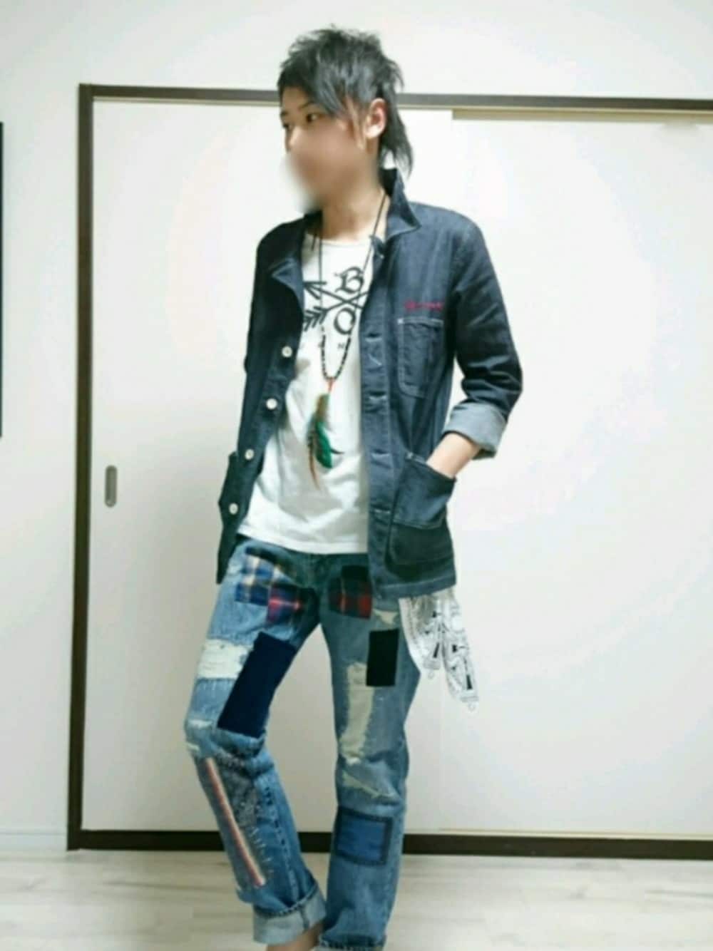 「休日スタイル、デニムパンツ、カバーオール、Burnout、パッチワークデニム、春コーデ、Tシャツ×デニム、Tシャツ」｜「BURNOUTのアイテム（Tシャツ/カットソー、ブラック系）」を使った、たかとさん（メンズ・174cm）の春コーディネートの1枚目の写真
