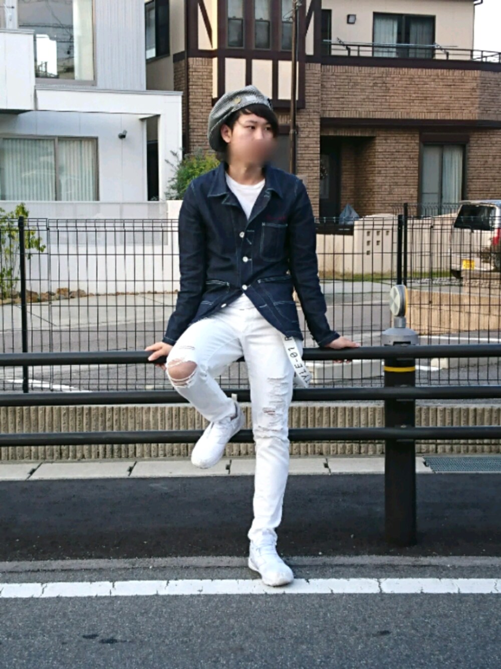 「はるコーデ、休日スタイル、カジュアル、カバーオール、ダメージスキニー、スキニーパンツ、reebok、キャスケット」｜「A( LeFRUDE)E のアイテム（キャスケット、その他）」を使った、たかとさん（メンズ・174cm）の春コーディネートの1枚目の写真