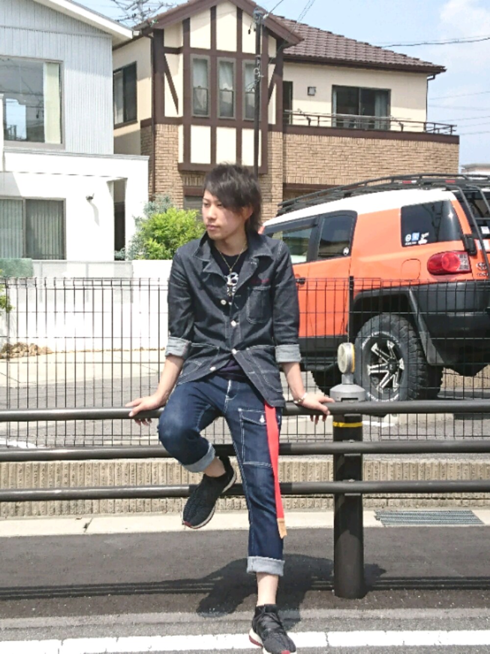 「休日スタイル、カジュアル、クロップドパンツ、カバーオール、ベルト、アディダス、Y-3、Burnout、はるコーデ」｜「BURNOUTのアイテム（Tシャツ/カットソー、ブラック系）」を使った、たかとさん（メンズ・174cm）の春コーディネートの1枚目の写真
