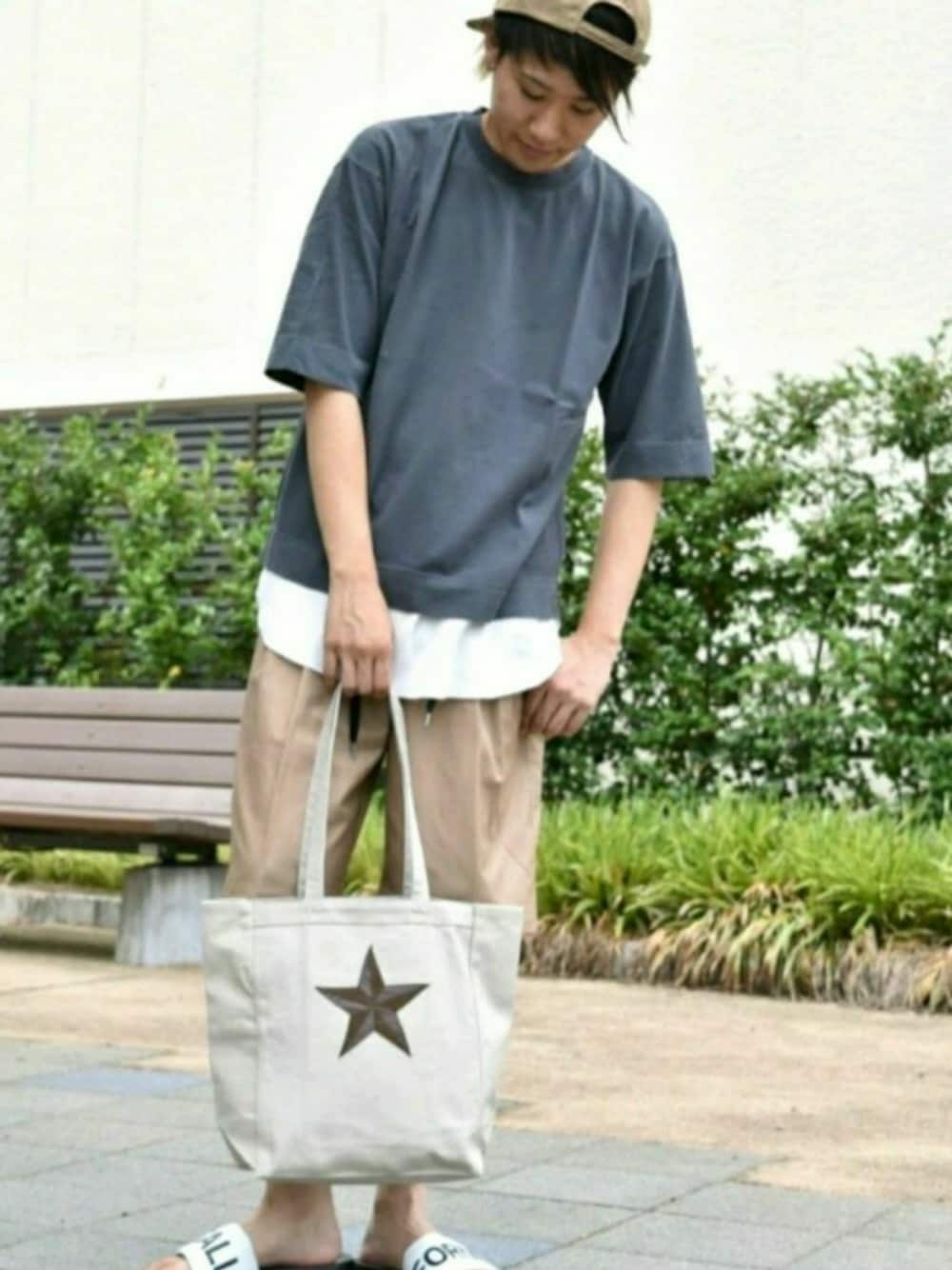 「夏コーデ、シンプル、シンプルコーデ、ビッグT、サンダル、トートバッグ、キャップ」｜「m'sSALUTEのアイテム（Tシャツ/カットソー、ホワイト系）」を使った、たかとさん（メンズ・174cm）の夏コーディネートの1枚目の写真