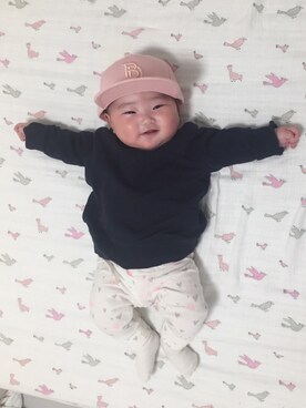 「babygap」｜「アイテム（スウェット）」を使った、RINAさん（キッズ・70cm）の冬コーディネート