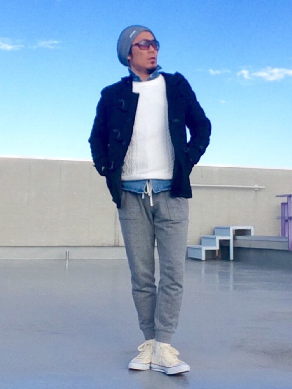 「XmasぱーちーWEAR2016告知、12月WEAR月間タグファン感謝祭、大人色気出し部、アダルトおカワたん部、大人カジュアル、Shizuoka ℒℴѵℯ❤、シンプルℒℴѵℯ❤、ダッフルコート、スエパン」｜「THE STRANDのTHE STRAND(ストランド) スタッズダンガリーシャツ（シャツ/ブラウス、ブルー系）」を使った、HIROさん（メンズ・174cm）の冬コーディネートの1枚目の写真