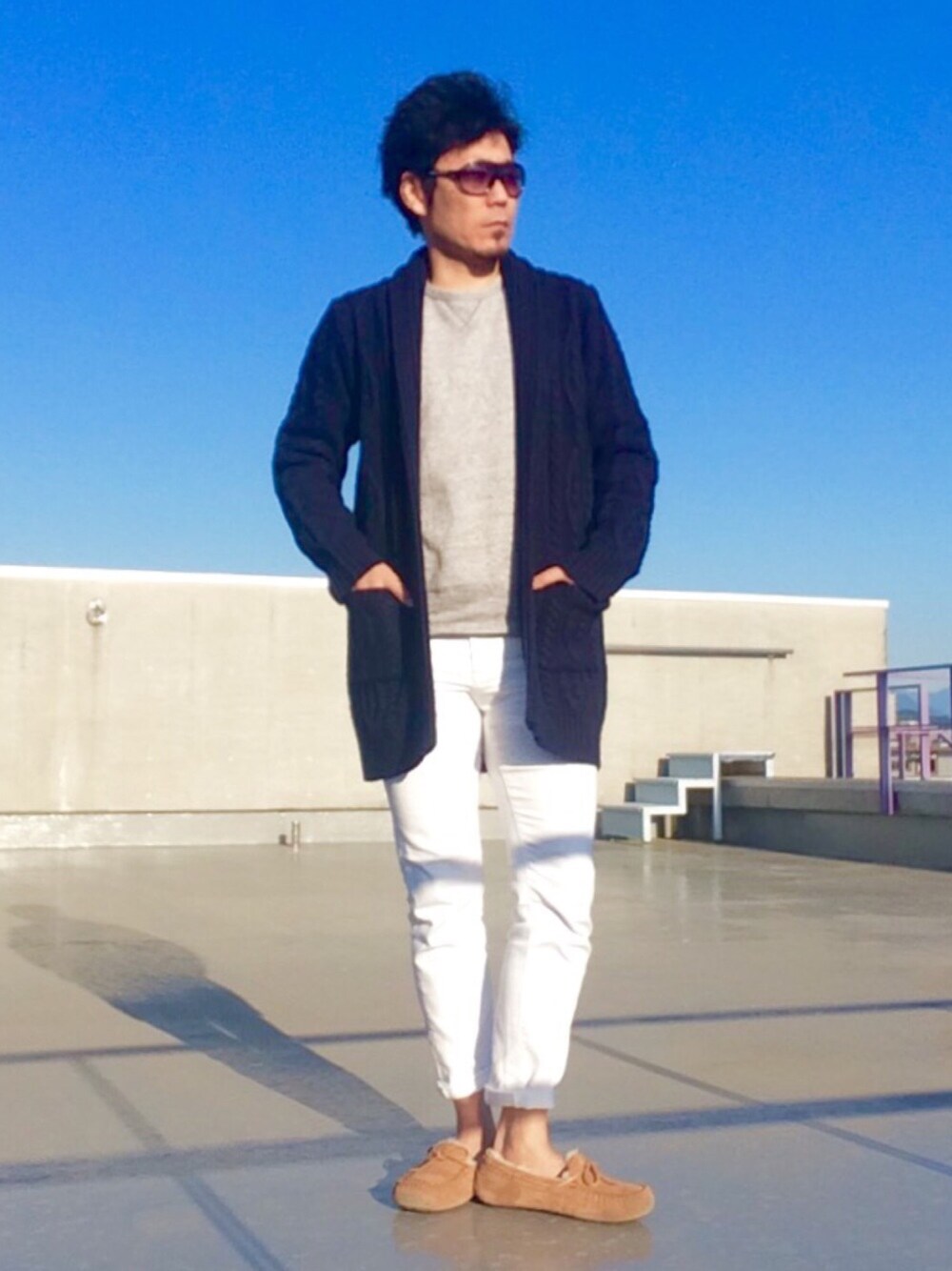 ブルー系のその他アウター、ホワイト系のデニムパンツ、グレー系のTシャツ/カットソーを着用したメンズの冬コーディネートの1枚目の写真