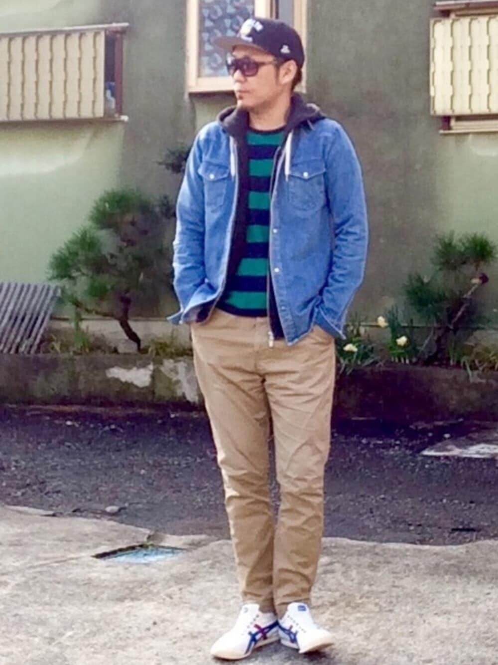 その他のTシャツ/カットソー、ブルー系のシャツ/ブラウス、ブラック系のセットアップを着用したメンズの冬コーディネートの1枚目の写真