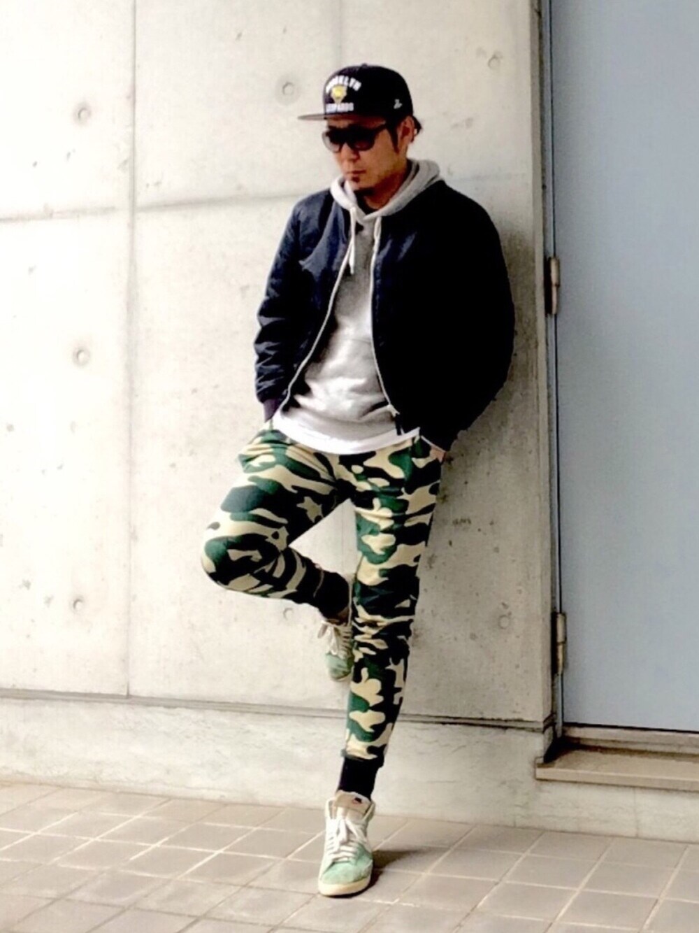 その他のセットアップ、ブルー系のブルゾン、グレー系のパーカーを着用したメンズの冬コーディネートの1枚目の写真