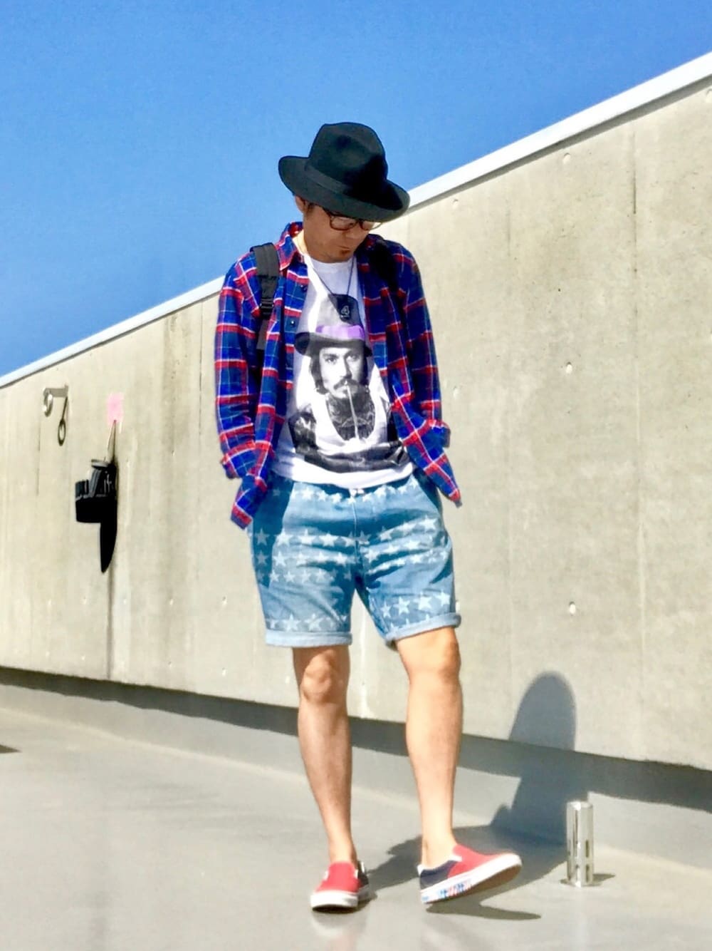 ホワイト系のTシャツ/カットソー、ブラック系のバックパック/リュック、ブルー系のその他パンツを着用したメンズの春コーディネートの1枚目の写真