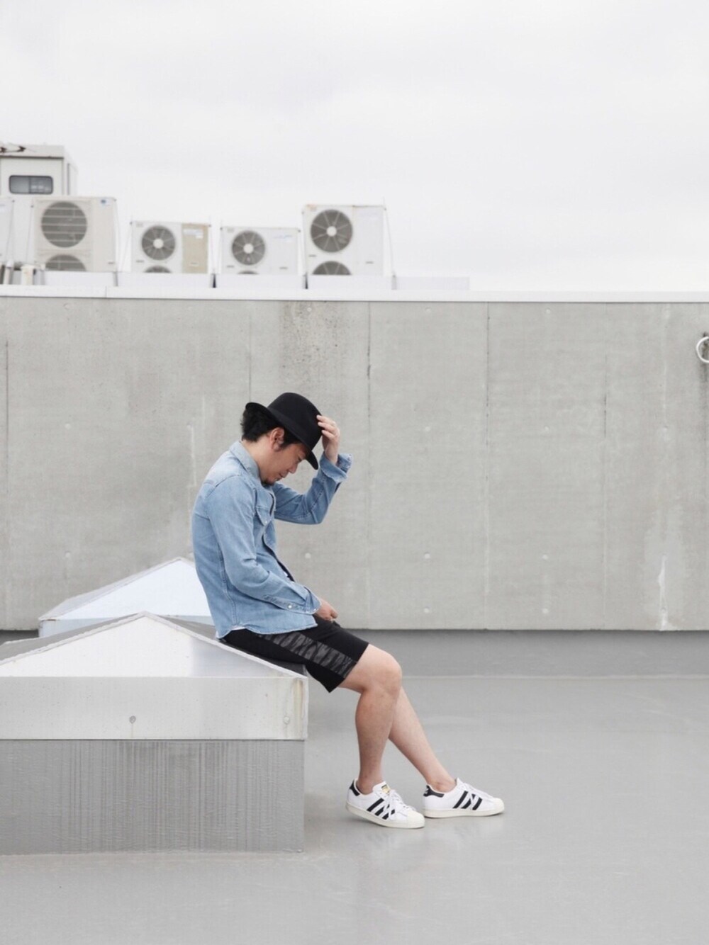 ブルー系のセットアップ、ブルー系のシャツ/ブラウス、ブラック系のスニーカーを着用したメンズの春コーディネートの1枚目の写真