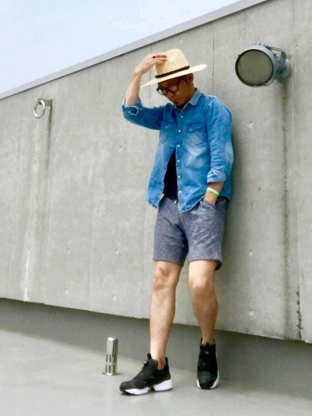 ブルー系のシャツ/ブラウス、グレー系のパンツ、ブラック系のスニーカーを着用したメンズの夏コーディネートの1枚目の写真