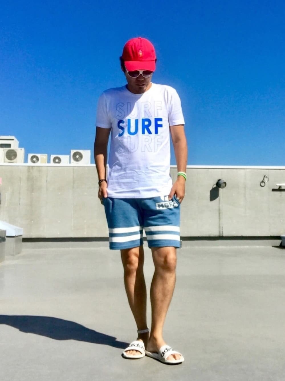 「サーフ、スポーツサンダル、夏コーデ、オトナカジュアル、アダルトおカワたん部、Tシャツ、T-lab、キャップ部、短パン同盟」｜「T-Labの3SURFロゴTシャツ https://www.ttrinity.jp/product/2302145（Tシャツ/カットソー、ホワイト系）」を使った、HIROさん（メンズ・174cm）の夏コーディネートの1枚目の写真