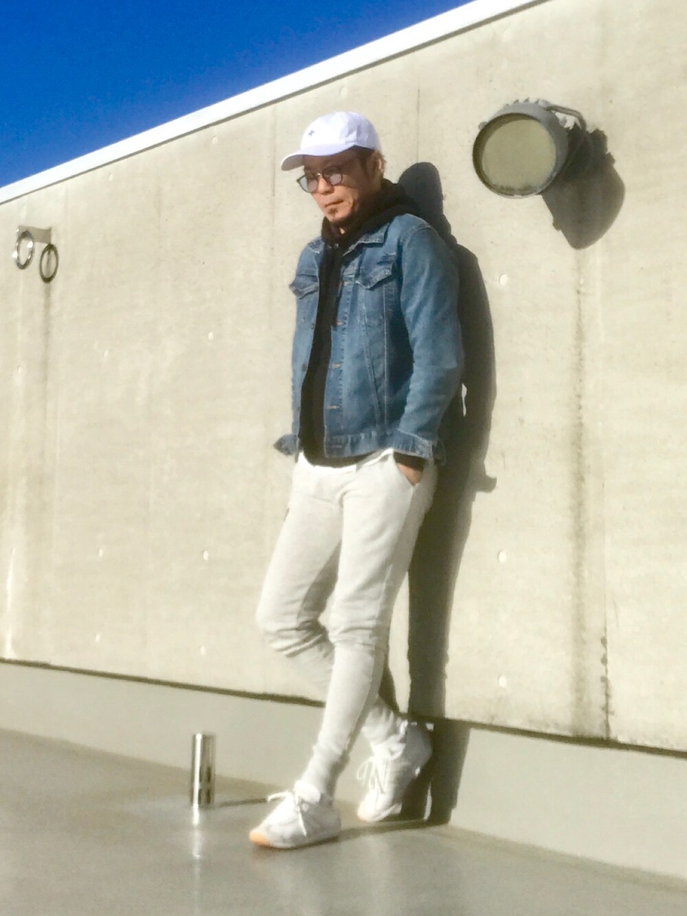 「オトナカジュアル、UNIQLO、キャップ、ホワイトキャップ、スポーツミックス、adidas originals、adidas、アディダス、スウェットパンツ、ワッペンパンツ」｜「THE STRANDのTHE STRAND(ストランド) ワッペンスウェット メンズ（セットアップ、グレー系）」を使った、HIROさん（メンズ・174cm）の冬コーディネートの1枚目の写真
