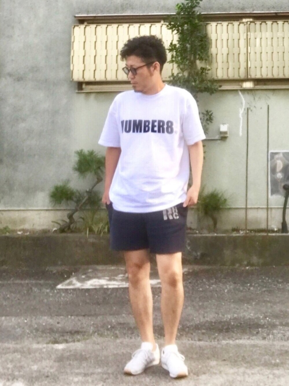 ホワイト系のTシャツ/カットソー、ブルー系のその他パンツ、ホワイト系のスニーカーを着用したメンズの夏コーディネートの1枚目の写真