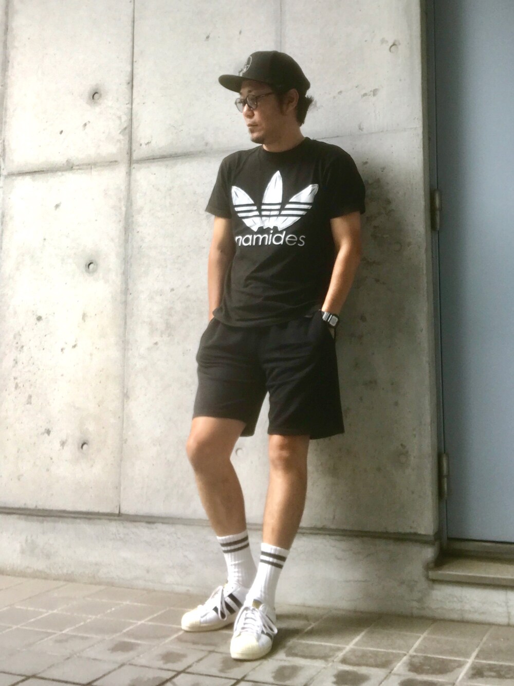 ブラック系のスニーカー、ブラック系のTシャツ/カットソー、ブラック系のその他パンツを着用したメンズの夏コーディネートの1枚目の写真