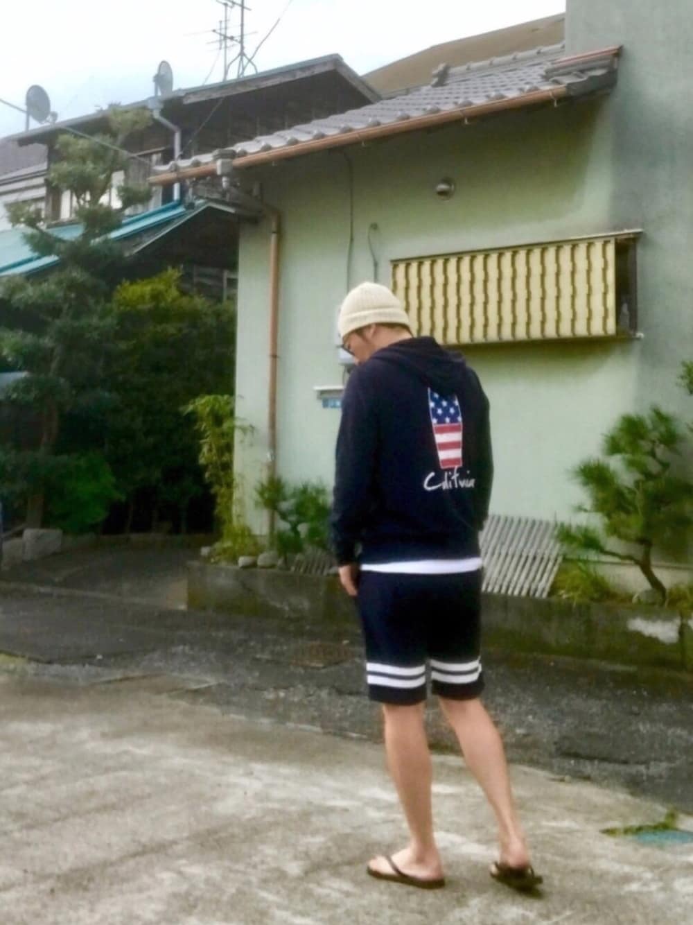 ブルー系のセットアップ、ブラック系のサンダル、ブルー系のサングラスを着用したメンズの春コーディネートの1枚目の写真