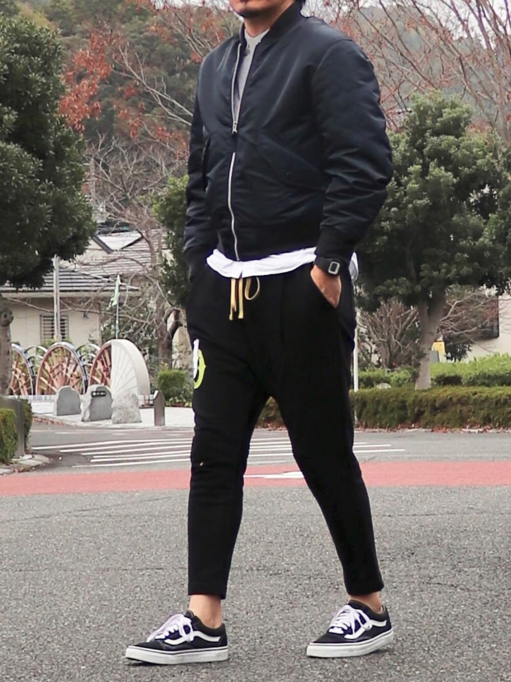 ブラック系のセットアップ、ブルー系のブルゾン、ブラック系のスニーカーを着用したメンズの冬コーディネートの1枚目の写真