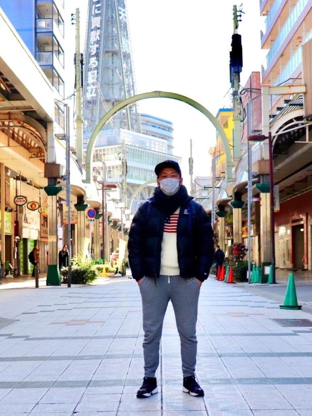 ホワイト系のニット/セーター、ブラック系のダウンジャケット/コート、グレー系のセットアップを着用したメンズの冬コーディネートの1枚目の写真