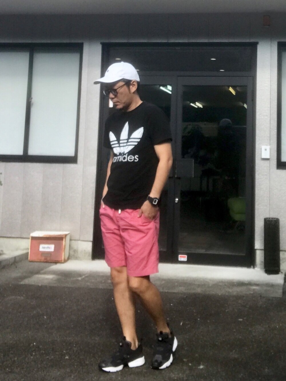 ブラック系のスニーカー、ブラック系のTシャツ/カットソー、ピンク系のパンツを着用したメンズの春コーディネートの1枚目の写真