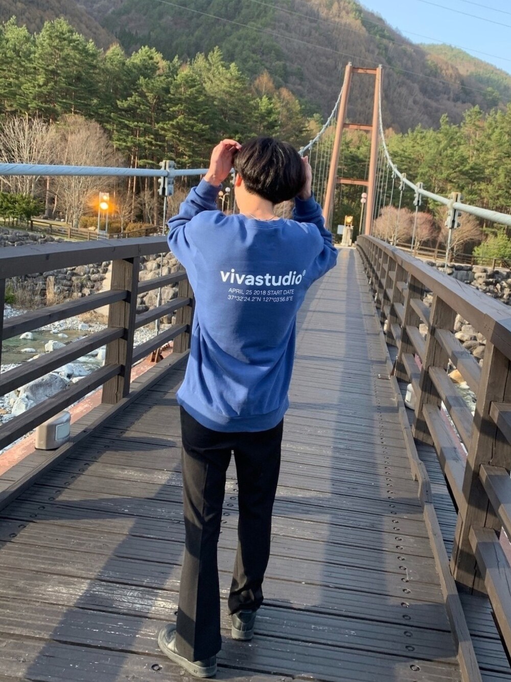 「春、吊り橋、今日のコーデ、韓国コーデ、韓国ファッション、韓国ブランド、フレアパンツ」｜「VIVASTUDIOのLOCATION LOGO CREWNECK（スウェット、ブルー系）」を使った、Ryuさん（メンズ・173cm）の春コーディネートの1枚目の写真