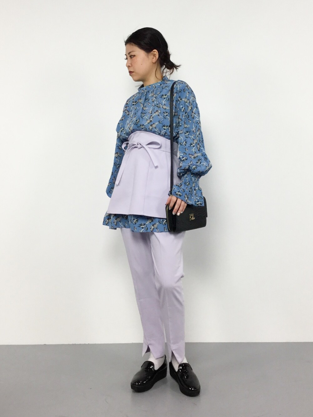 「ブラウス、ブルー、花柄、SLY、レイヤードスタイル、moussy、ガーリー、水色、パープル、淡い色コーデ」｜「SLYのSALON LAYERED PT（その他パンツ、パープル系）」を使った、CHIEさん（レディース・160cm）の冬コーディネートの1枚目の写真