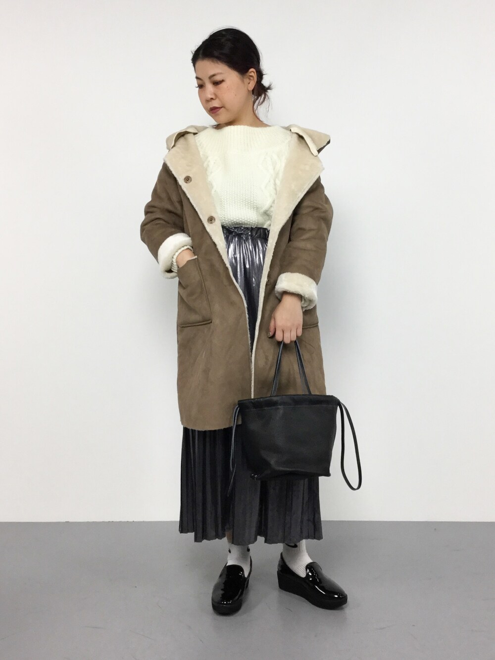 「ニット、アウター、ホワイト、LOWRYS FARM、シルバー、ガーリー、ムートンコート、マキシ丈スカート、韓国ファッション、ニコアンド(niko and...)」｜「niko and...のFムートン2WAYフードコート（ムートンコート、ベージュ系）」を使った、CHIEさん（レディース・160cm）の冬コーディネートの1枚目の写真