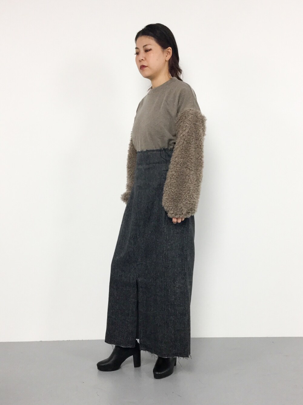 「スカート、プルオーバー、トップス、ツィード、ふわふわ、もこもこ、Kastane、マキシ丈、スリット、カットオフ」｜「Kastaneのツイードベルトスカート（スカート、グレー系）」を使った、CHIEさん（レディース・160cm）の冬コーディネートの1枚目の写真