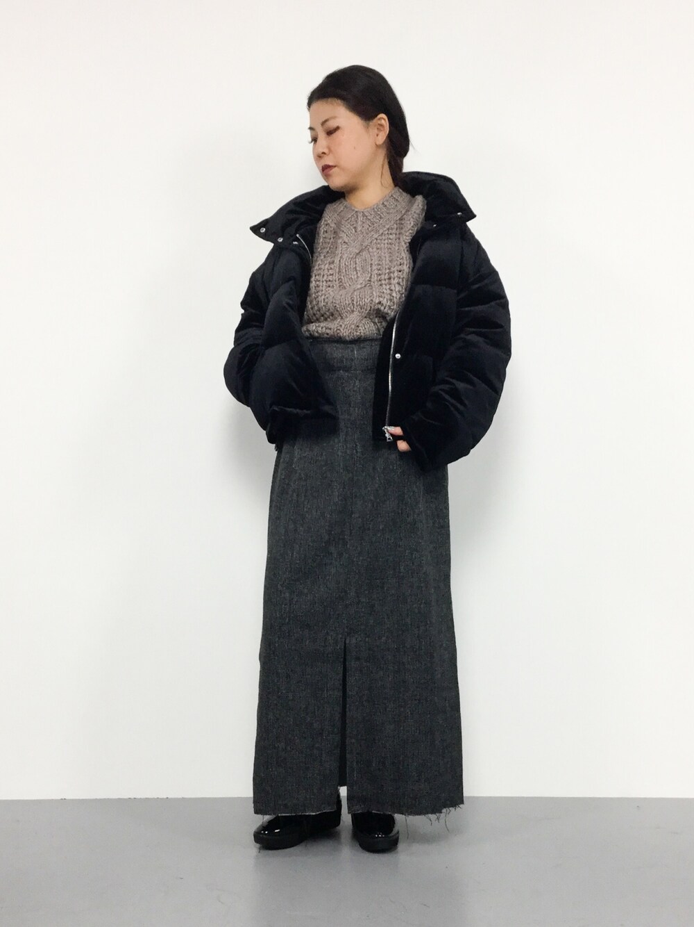 「ニット、ダウンジャケット、ブラック、ツイード、EMODA、Kastane、マキシ丈スカート、ボリューム、TODAYFUL、スリット」｜「Kastaneのツイードベルトスカート（スカート、グレー系）」を使った、CHIEさん（レディース・160cm）の冬コーディネートの1枚目の写真