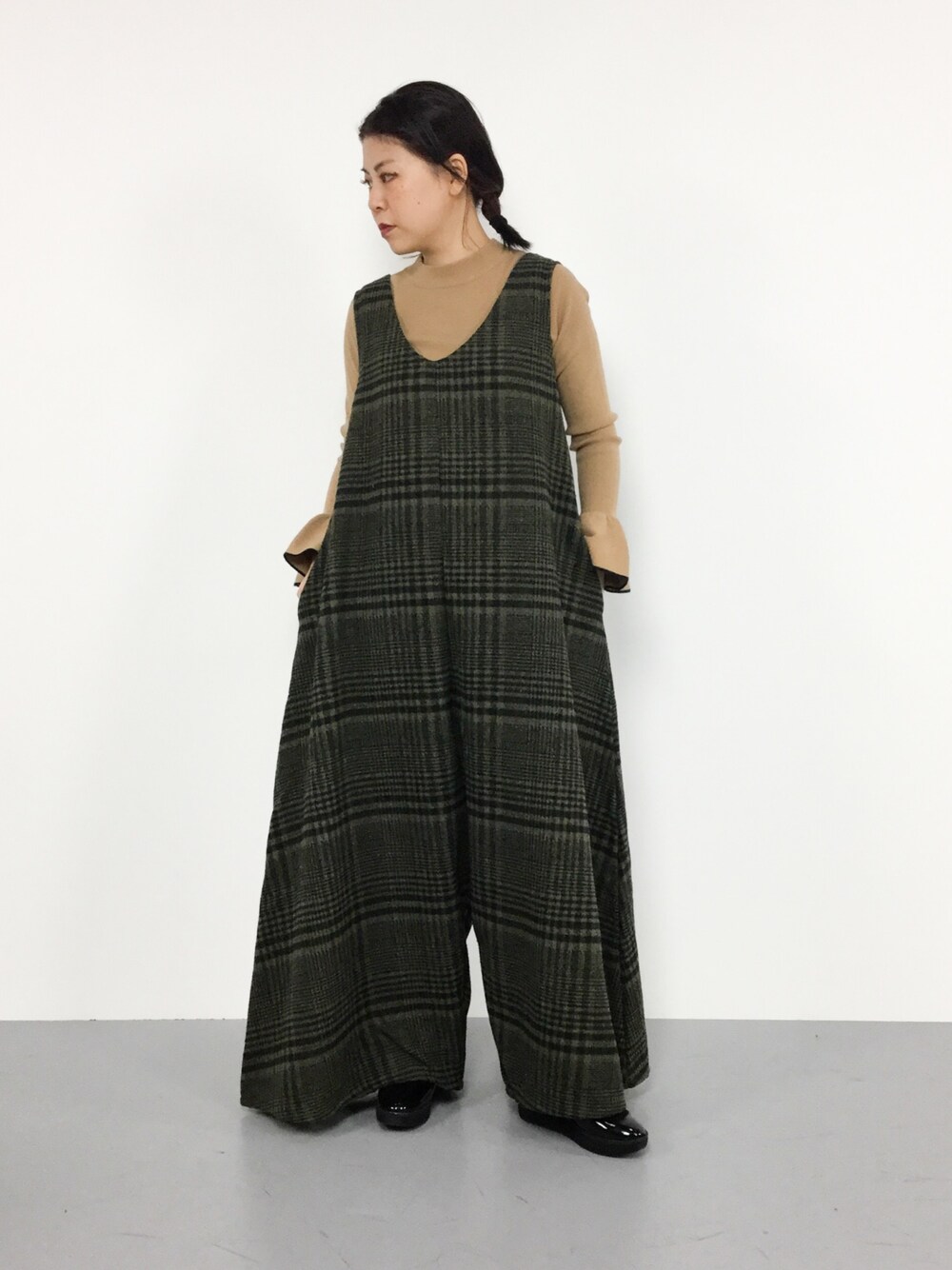 「チェック、ニット、グリーン、ベージュ、サロペット、プルオーバー、snidel、antique、ボリュームパンツ、袖フレア」｜「antiquaのチェックサロペット（サロペット/オーバーオール、グリーン系）」を使った、CHIEさん（レディース・160cm）の冬コーディネートの1枚目の写真