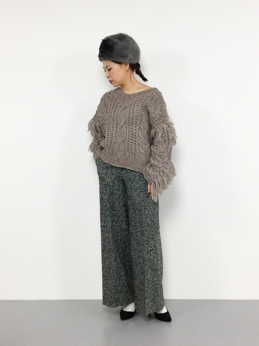 「ニット、パンツ、ブラック、ベージュ、フリンジ、ツィード、ボリューム、ハイウェスト、TODAYFUL、ルーズフィット」｜「UNITED TOKYOのツイードワイドパンツ（その他パンツ、ブラック系）」を使った、CHIEさん（レディース・160cm）の冬コーディネートの1枚目の写真