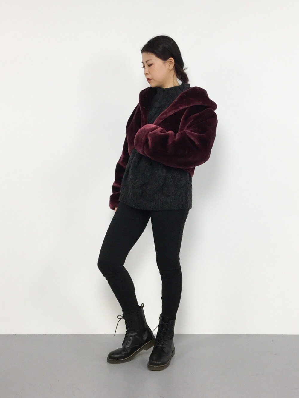 「ニット、ブラック、スキニーパンツ、ボルドー、ケーブルニット、moussy、ファーコート、ボリューム、amerivintage、着丈短め」｜「KOBE LETTUCEの暖か裏起毛で寒い冬も快適美脚！ウエストゴム×ストレッチ裏起毛レギンスパンツ/レディースボトムス[M1742]神戸レタス（その他パンツ、ブラック系）」を使った、CHIEさん（レディース・160cm）の冬コーディネートの1枚目の写真