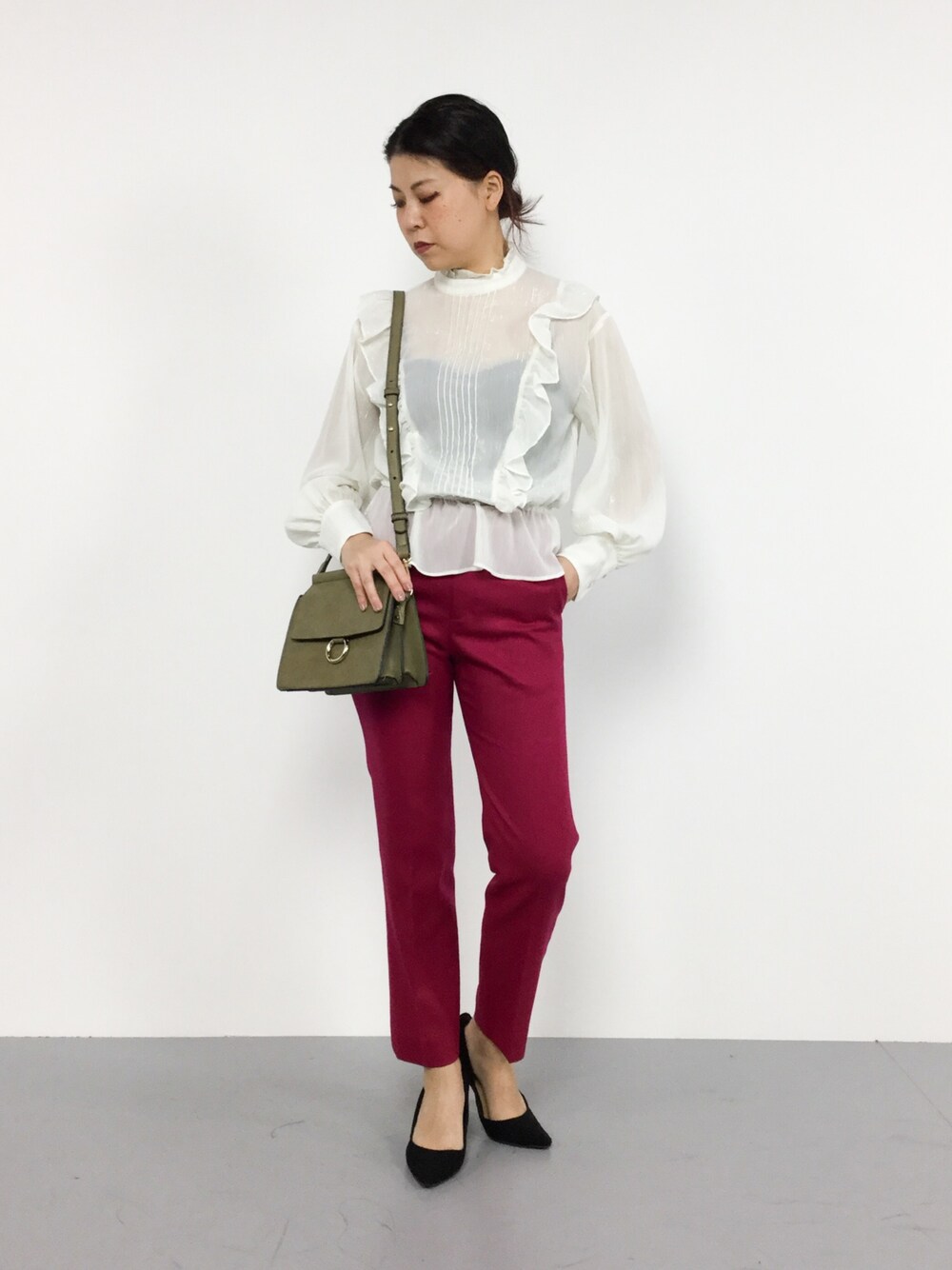 「ブラウス、パンツ、シャツ、ホワイト、ピンク、ストライプ、ガーリー、united arrows、NINE、透け感」｜「UNITED ARROWSの○UBCB サキソニー スリムパンツ 17FW（その他パンツ、ピンク系）」を使った、CHIEさん（レディース・160cm）の冬コーディネートの1枚目の写真