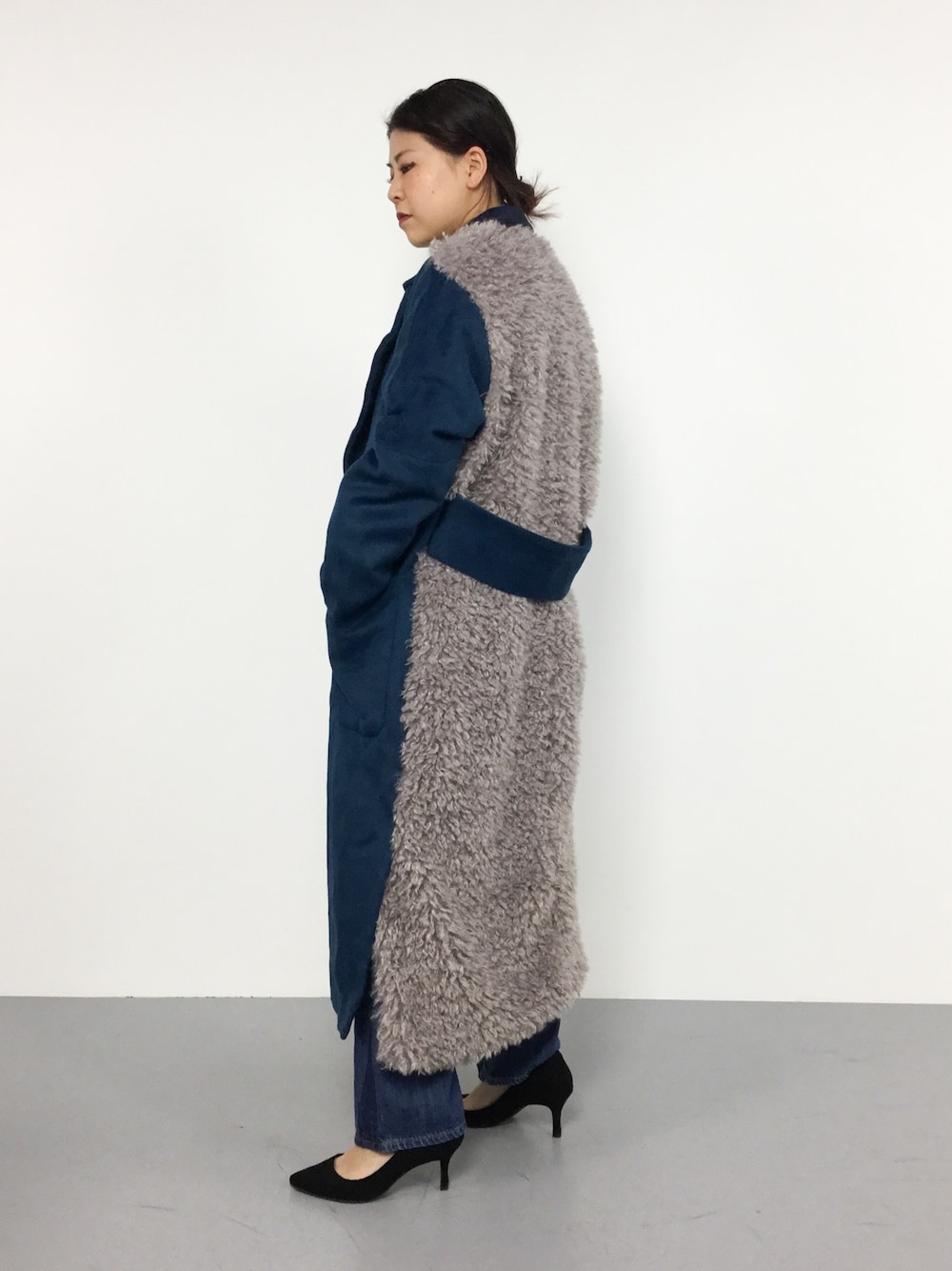 「ファー、コート、ブルー、もこもこ、切り替え、ロング丈、ボリューム、GALLERIE、コンビネーション、バックポイント」｜「GALLERIEの【GALLERIE ORIGINAL】バックファ―コート（チェスターコート、ブルー系）」を使った、CHIEさん（レディース・160cm）の冬コーディネートの1枚目の写真