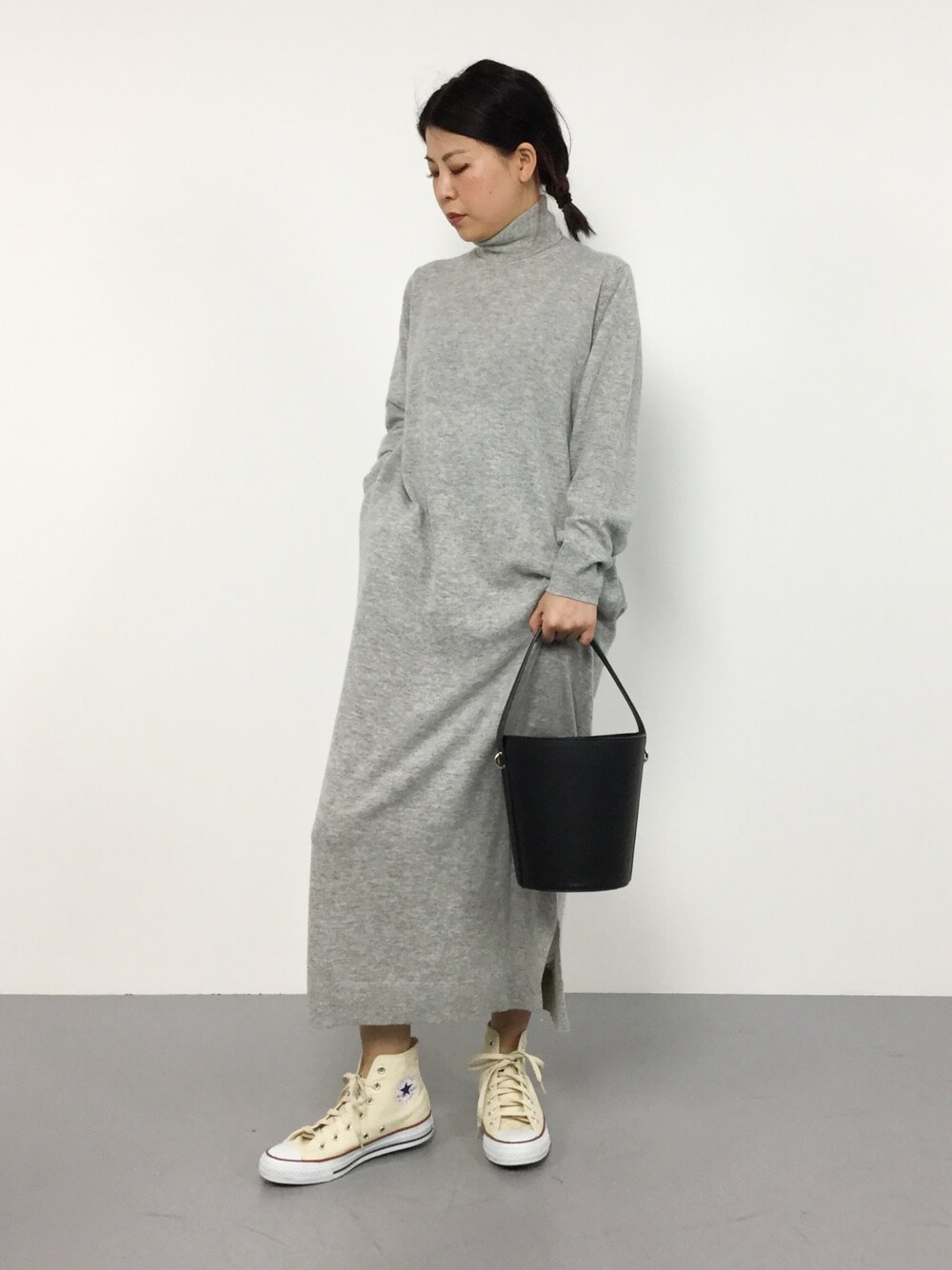 「ワンピース、シンプル、グレー、タートルネック、カジュアルコーデ、着まわし、マキシ丈、ロペ、rope mademoiselle」｜「MADEMOISELLE ROPE'のタートルネックニットワンピース（ワンピース、グレー系）」を使った、CHIEさん（レディース・160cm）の冬コーディネートの1枚目の写真