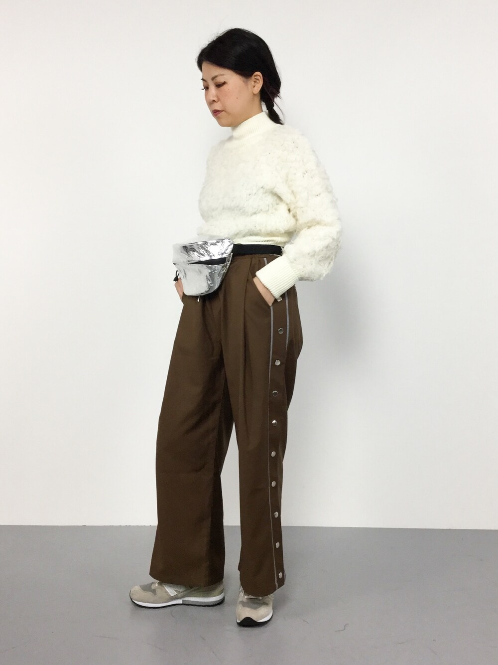 「ニット、ホワイト、LOWRYS FARM、シルバー、snidel、ふわふわ、ブラウン、who's who chico、ウェストポーチ、スリットパンツ」｜「WHO'S WHO galleryのTRバスケパンツ（その他パンツ、ブラウン系）」を使った、CHIEさん（レディース・160cm）の冬コーディネートの1枚目の写真