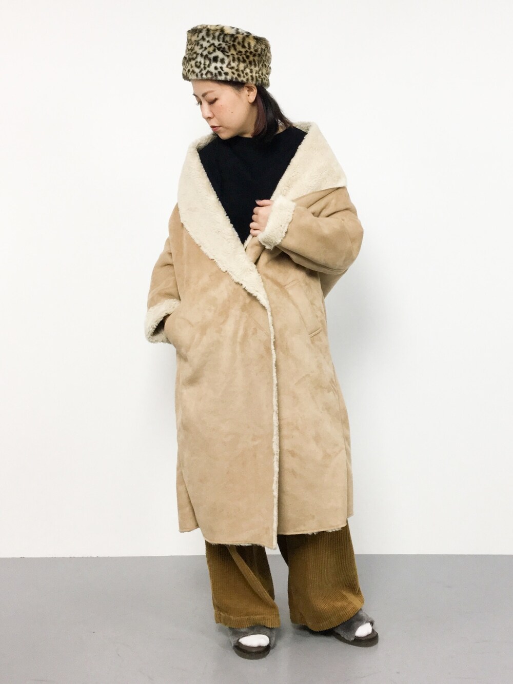 「ブラック、ベージュ、ひょう柄、キャメル、ムートンコート、Ray BEAMS、ファー小物、CANALJEAN、韓国ファッション、UNITED TOKYO」｜「ichiのi c h i エコムートン ロングコート（ムートンコート、ベージュ系）」を使った、CHIEさん（レディース・160cm）の冬コーディネートの1枚目の写真