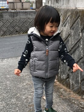 「H&M（エイチ・アンド・エム）のアイテム（ダウンベスト、グレー系）」を使った、manatoさん（キッズ・90cm）の冬コーディネート