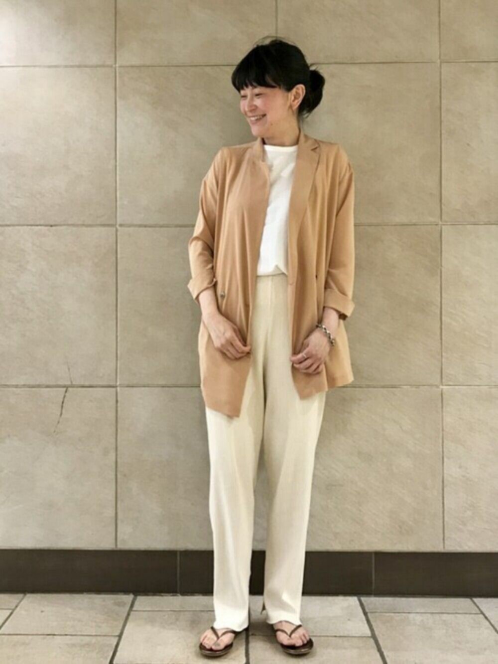 ホワイト系のTシャツ/カットソー、ベージュ系のテーラードジャケット、ベージュ系のその他パンツを着用したレディースの春コーディネートの1枚目の写真