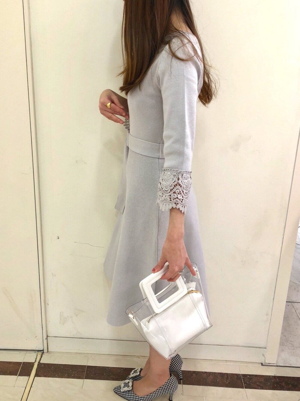 「tocco、toccocloset、tocco closet」｜「tocco closetのリングベルト付き後ろパールチェーン袖口レース装飾ニットワンピース（ワンピース、グレー系）」を使った、tocco closet_DaimaruKyotoさん（レディース・156cm）の春コーディネートの1枚目の写真