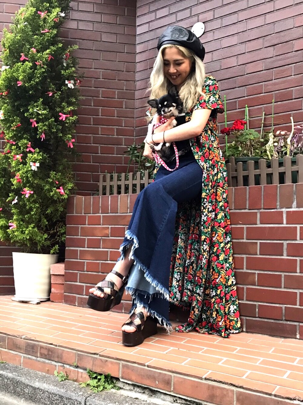 「ZARA、花柄、ガウン、ブーツカットパンツ、ベレー帽、シャツワンピ」｜「ZARAのアイテム（デニムパンツ、ブルー系）」を使った、RINAさん（レディース・157cm）の春コーディネートの1枚目の写真