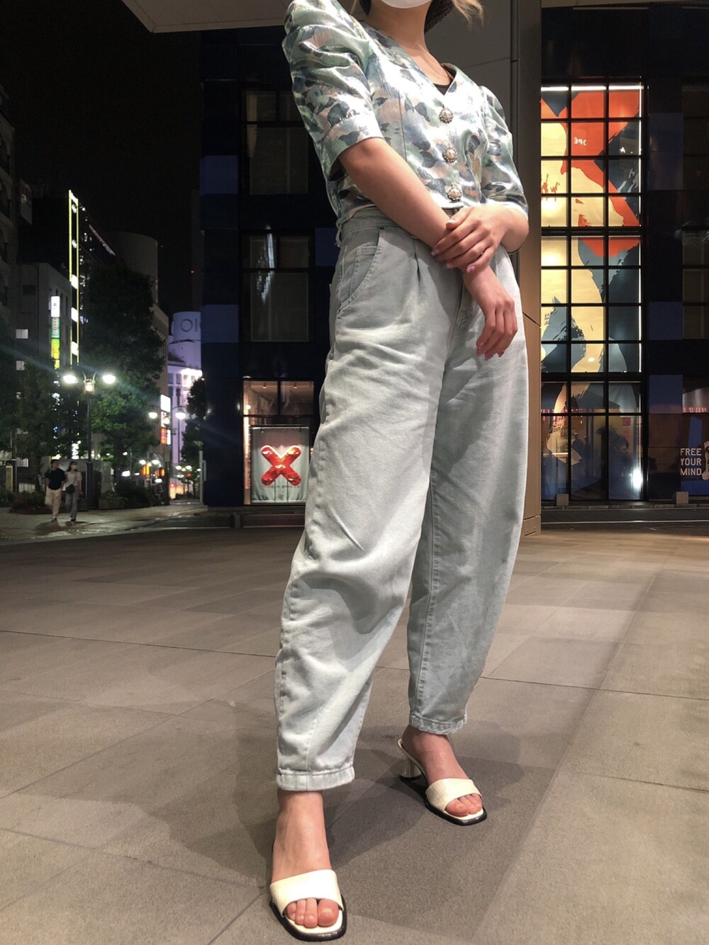 「ZARA、全身ZARA、ワントーンコーデ、夏コーデ、サンダル、白サンダル、テーパードデニム」｜「ZARAのアイテム（デニムパンツ、ブルー系）」を使った、RINAさん（レディース・157cm）の夏コーディネートの1枚目の写真