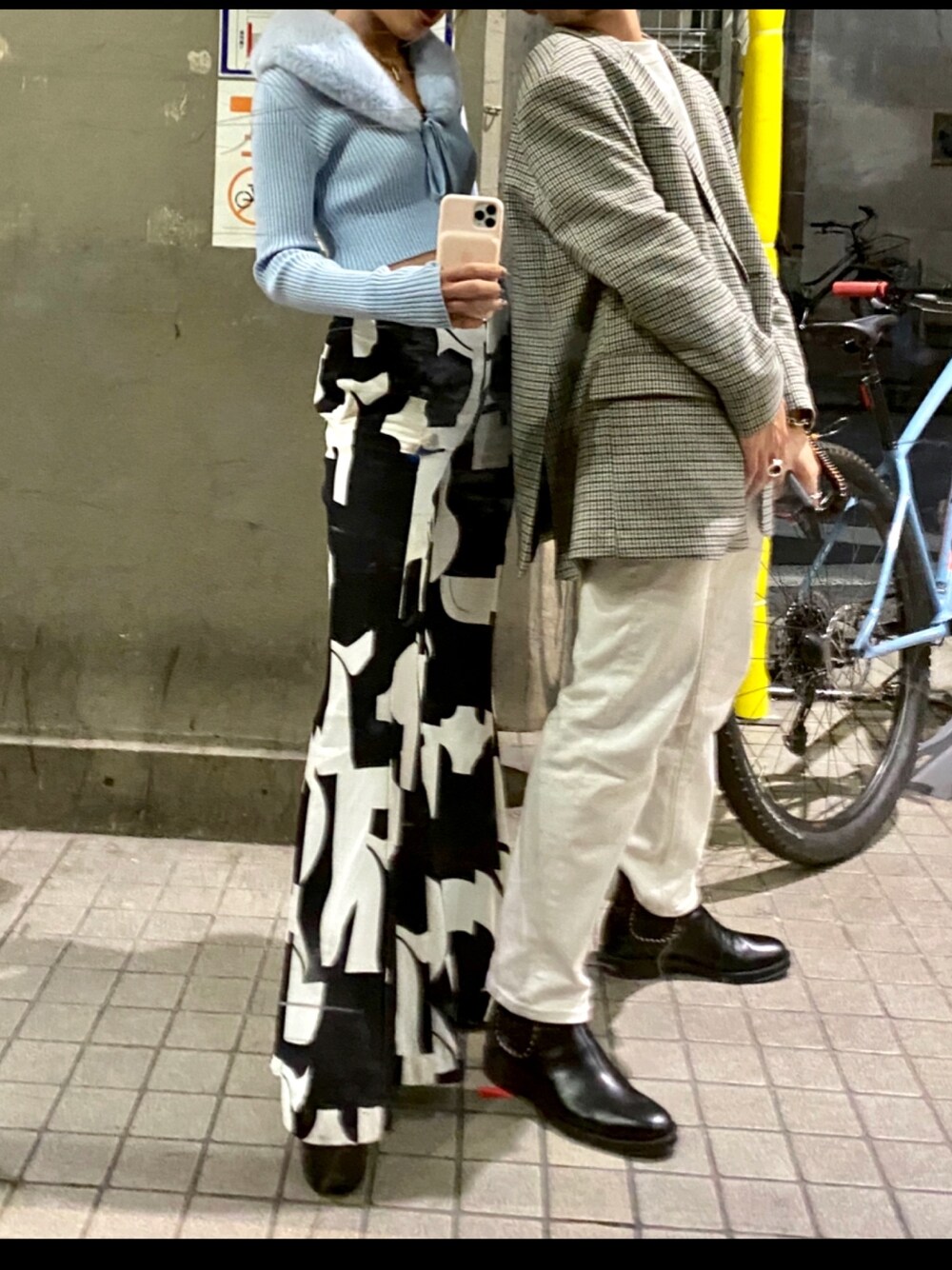 「ZARA、H&M、ファストファッション、ファー、ブルー、フレアパンツ」｜「H&Mのアイテム（パンツ、その他）」を使った、RINAさん（レディース・157cm）の冬コーディネートの1枚目の写真