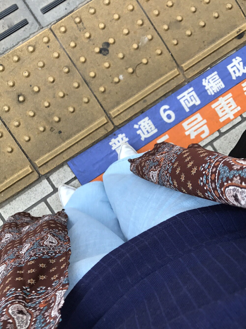 ブルー系のその他パンツ、ブラウン系のその他トップス、その他のTシャツ/カットソーを着用したレディースの夏コーディネートの1枚目の写真