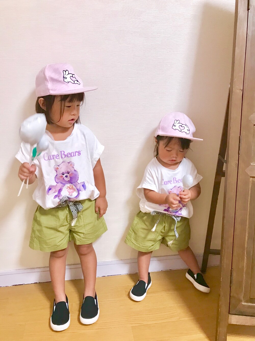 「夏コーデ、女の子、キッズファッション、キッズコーデ、姉妹コーデ、kids、カーキ」｜「H&Mのアイテム（キャップ、ピンク系）」を使った、みひろさん（キッズ・100cm）の夏コーディネートの1枚目の写真