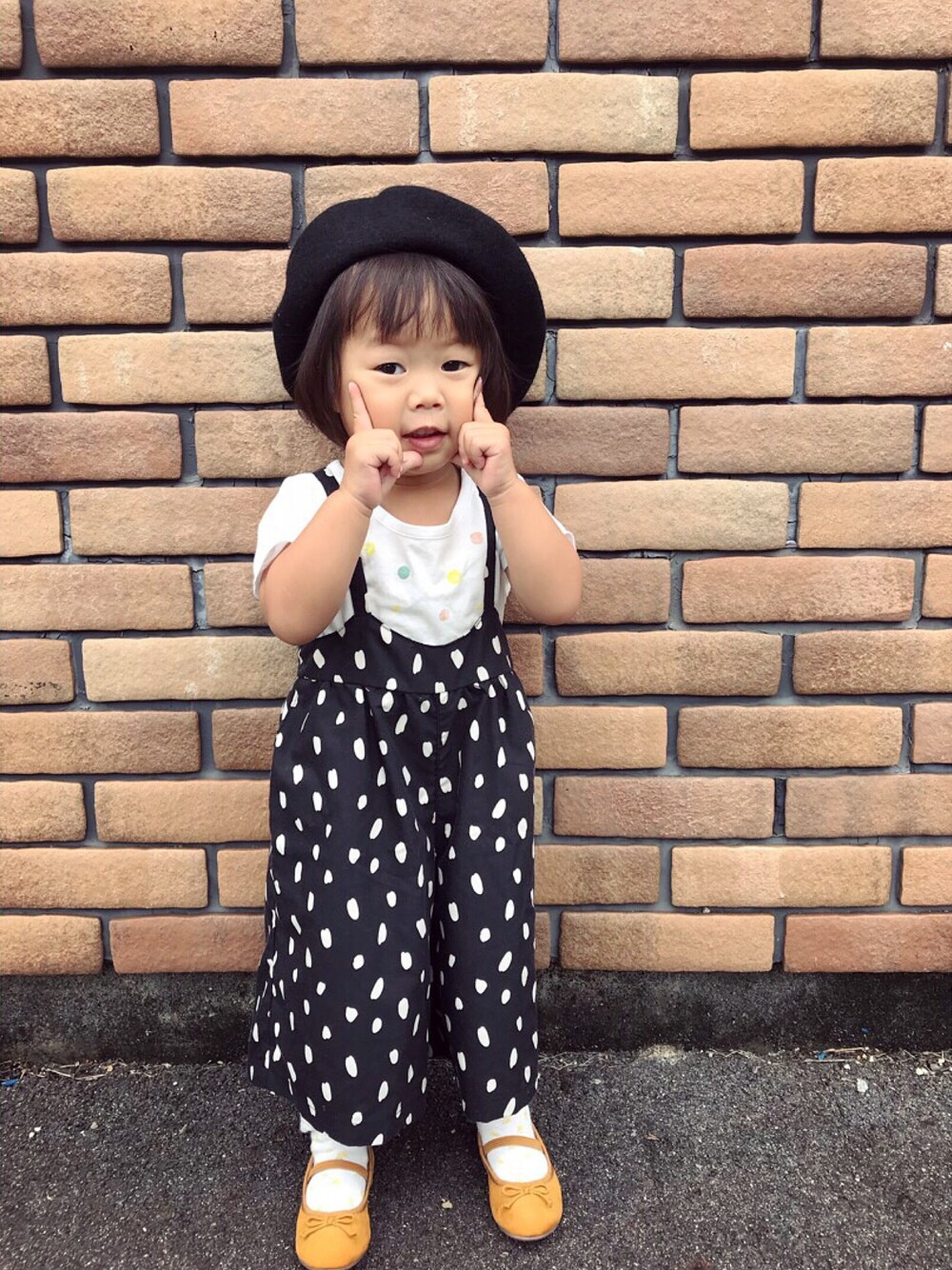 「女の子、姉妹、2歳、サロペット、キッズコーデ」｜「韓国子供服のアイテム（ハンチング/ベレー帽、ブラック系）」を使った、みひろさん（キッズ・100cm）の秋コーディネートの1枚目の写真
