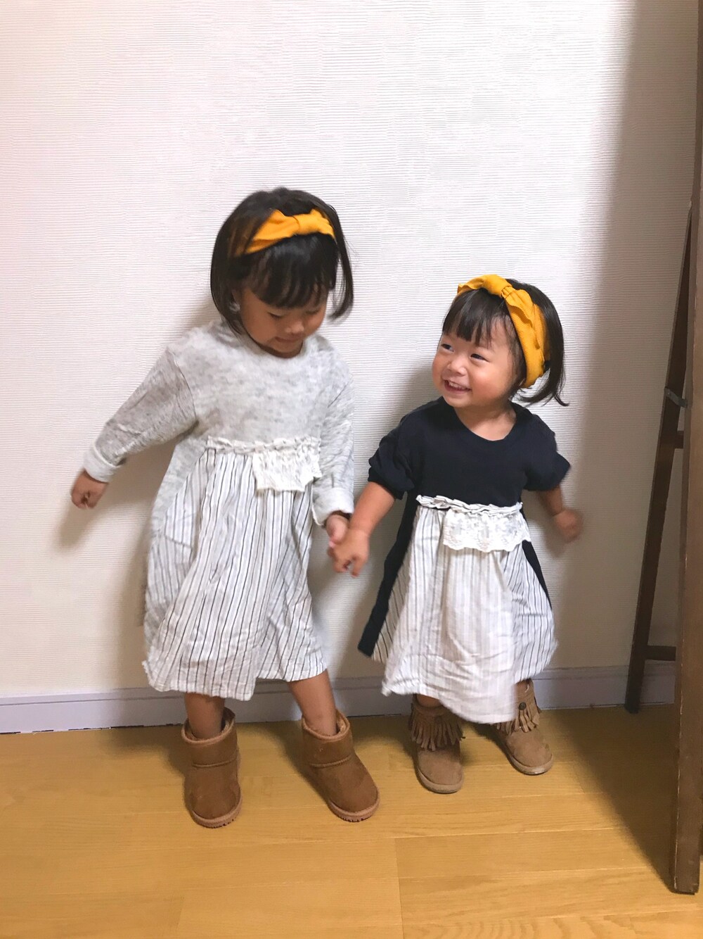 「姉妹コーデ、女の子、リンクコーデ、お揃いコーデ、ワンピース、2歳、4歳」｜「韓国子供服のアイテム（ワンピース/ドレス、ホワイト系）」を使った、みひろさん（キッズ・100cm）の秋コーディネートの1枚目の写真