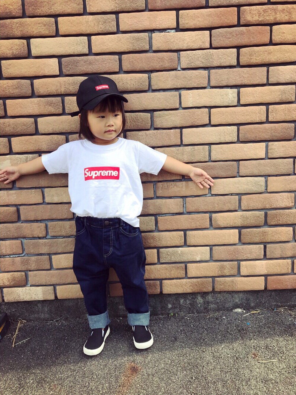 「姉妹コーデ、女の子、kids、Tシャツ、Tシャツ×デニム」｜「BRANSHESのアイテム（デニムパンツ、ブルー系）」を使った、みひろさん（キッズ・100cm）の秋コーディネートの1枚目の写真