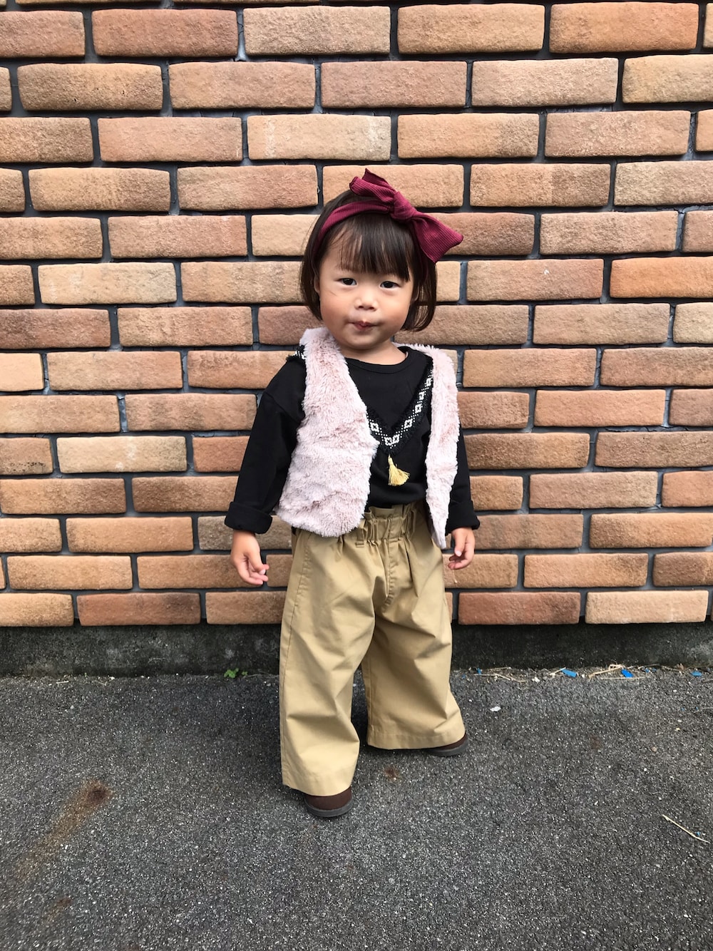 「秋のコーデ、キッズファッション、プチプラコーデ、おんなのこ、ワイドパンツ、2歳」｜「韓国子供服のアイテム（トップス、ブラック系）」を使った、みひろさん（キッズ・100cm）の秋コーディネートの1枚目の写真